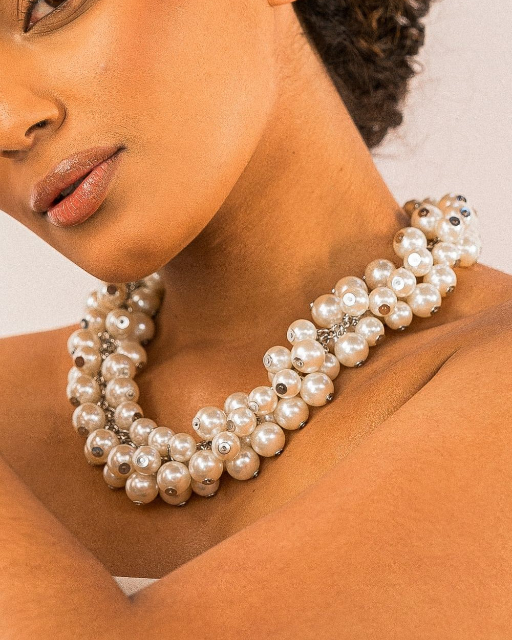 Colar de Pérolas Volumoso e Contemporâneo – Angela