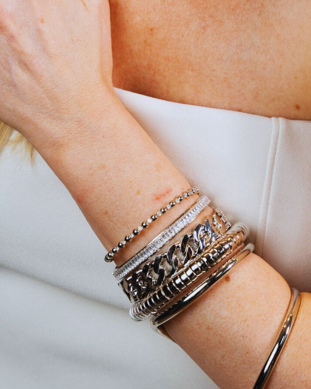 Kit de 5 Pulseiras Prateadas com Mix de Elos, Esferas e Bracelete