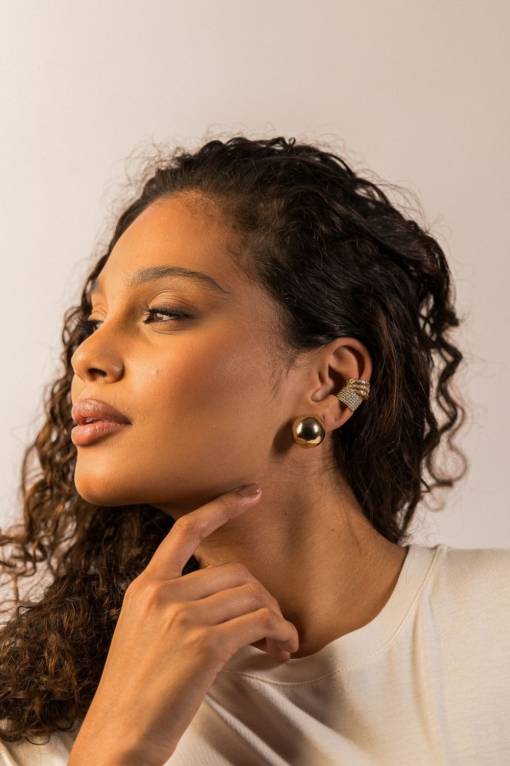 Ear Cuff Triplo com Zircônias em Dourado – Camadas de Luz