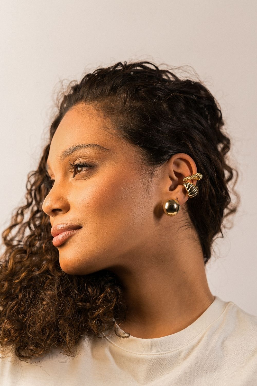 Ear Cuff Mola em Banho Dourado – Ritmo e Textura