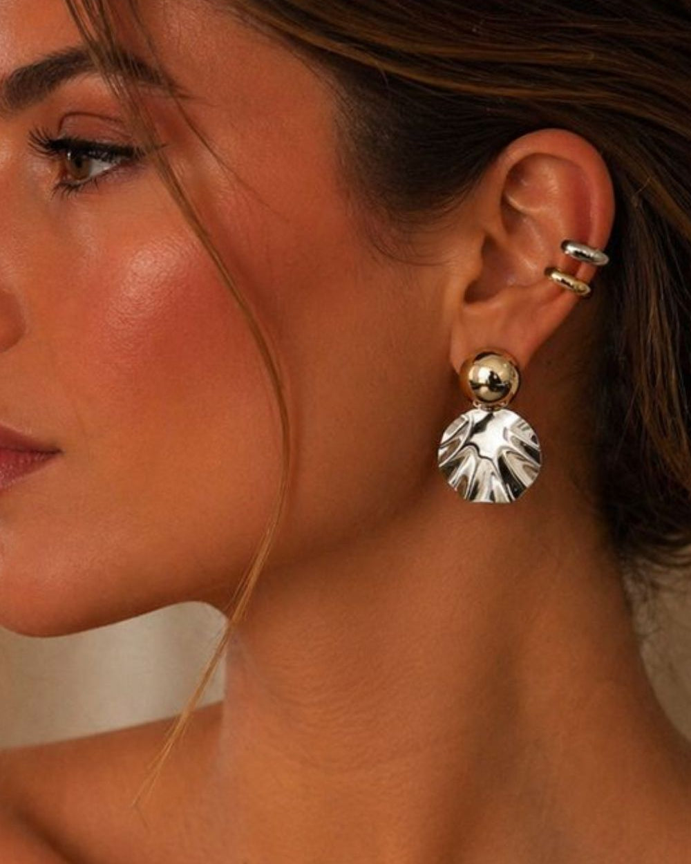 Kit de Brinco e Ear Cuffs Mix and Match com Esfera Dourada e Disco Prateado Texturizado