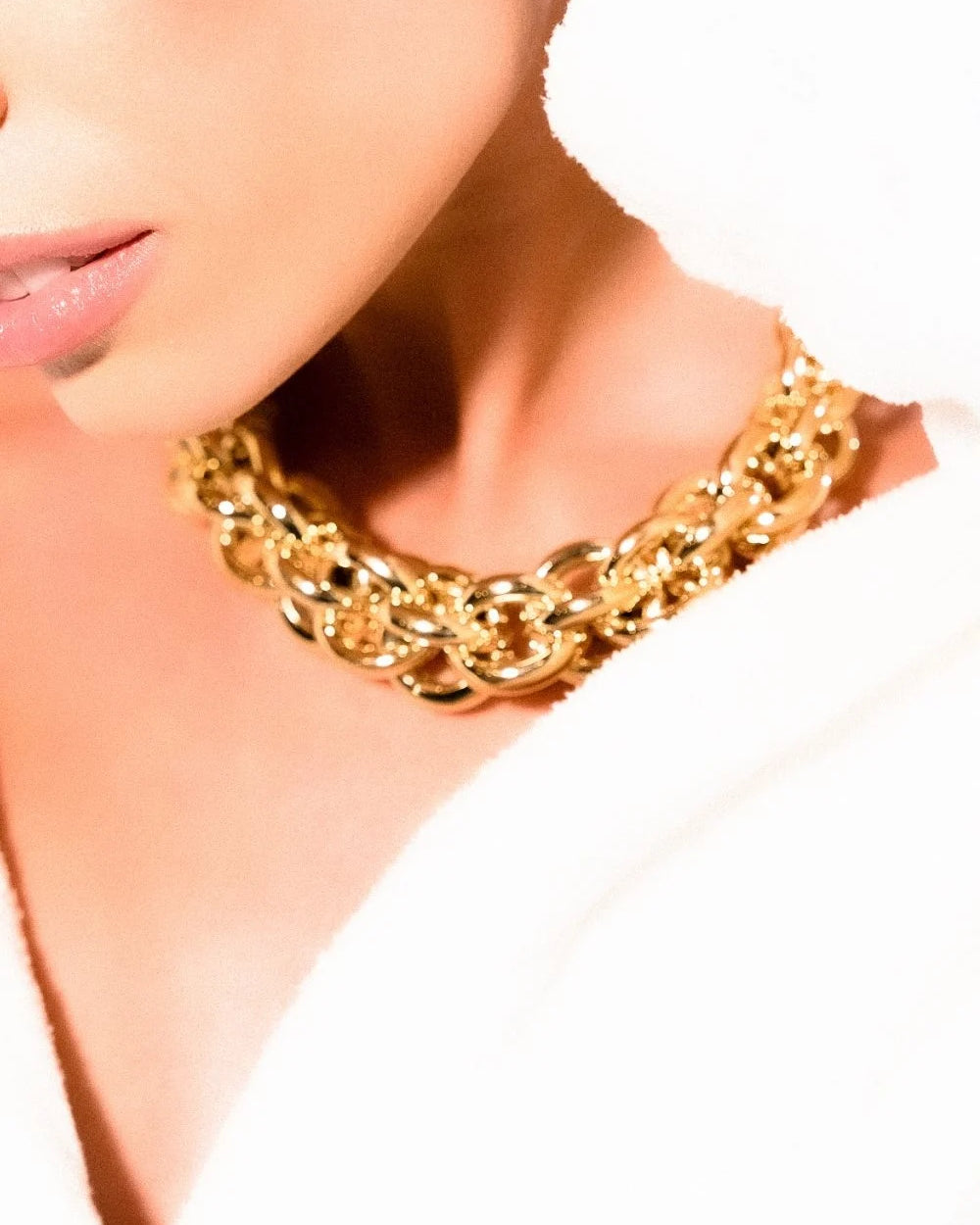 COLAR CURTO ESSENTIAL DOURADO