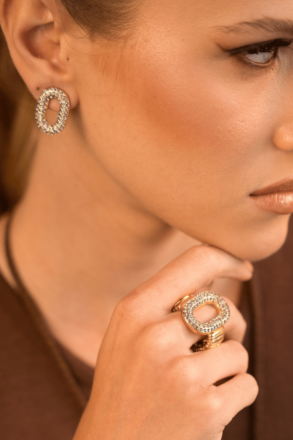 Anel Dourado Elos com Strass Black Diamond | Ajustável e Marcante