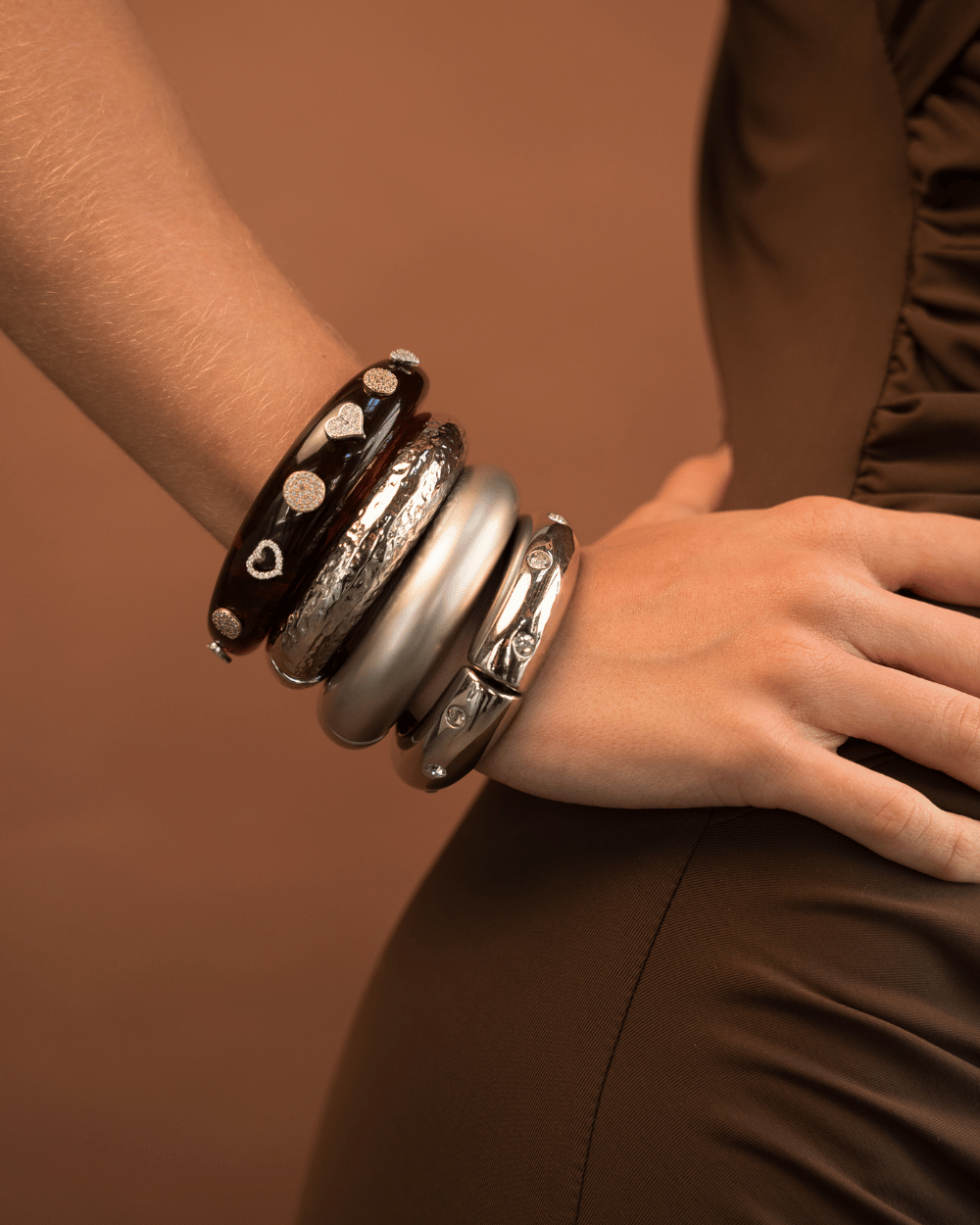 Bracelete Prateado Martelado com Textura e Presença Marcante
