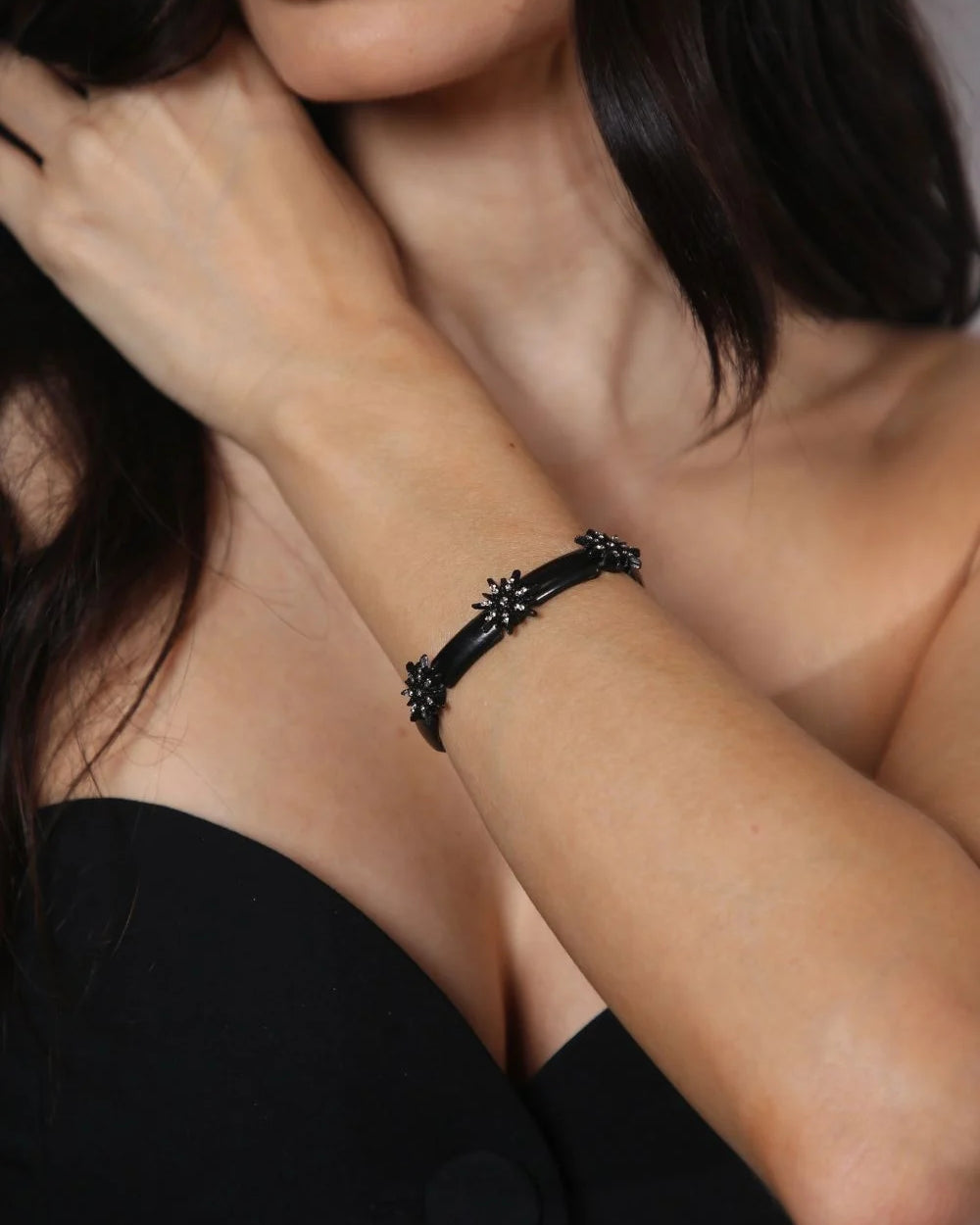 Pulseira Preta com Estrelas e Strass – Ajustável com Banho Black Premium