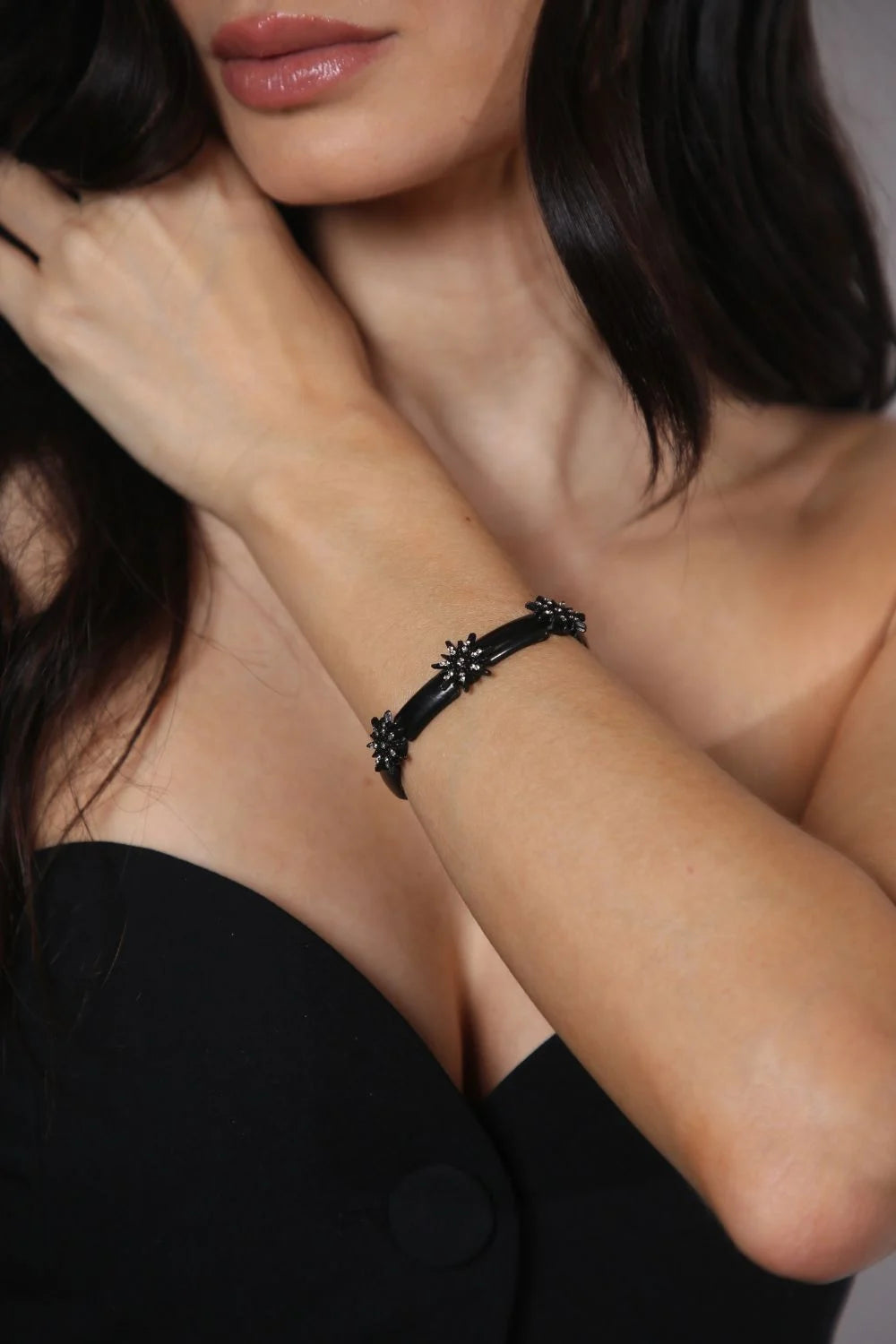 Pulseira Preta com Estrelas e Strass – Ajustável com Banho Black Premium