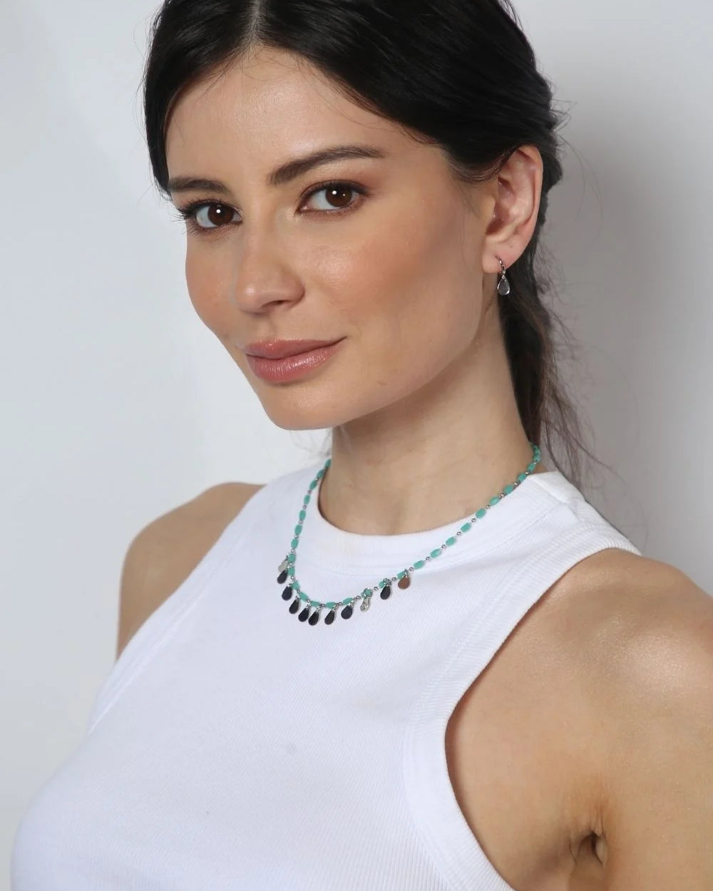 Kit Colar Canutilho Verde e Brinco Gota Prateado – Conjunto Delicado com Movimento