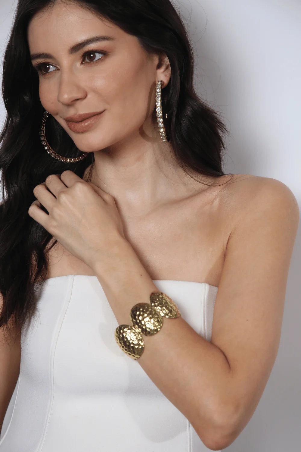 ARGOLA MAXI COM STRASS OURO VINTAGE