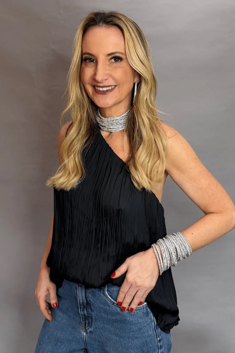Brinco Argola Prateado com Cristais Cravejados e Textura Gravada – Shine