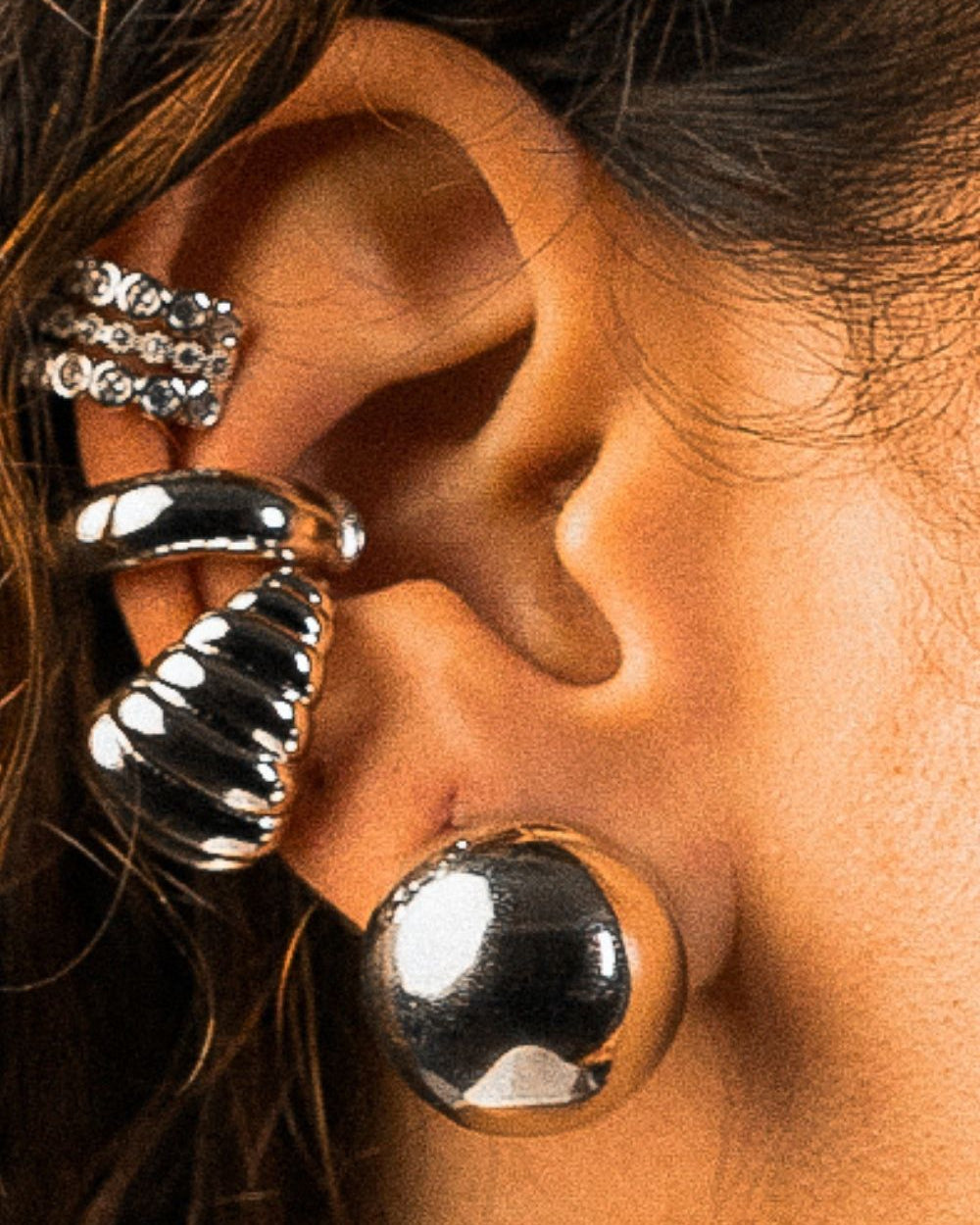 Ear Cuff Bold em Banho Prateado – Forma Essencial