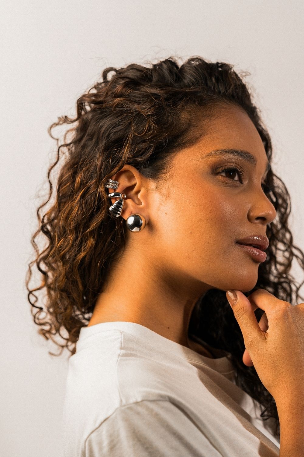 Ear Cuff Bold em Banho Prateado – Forma Essencial