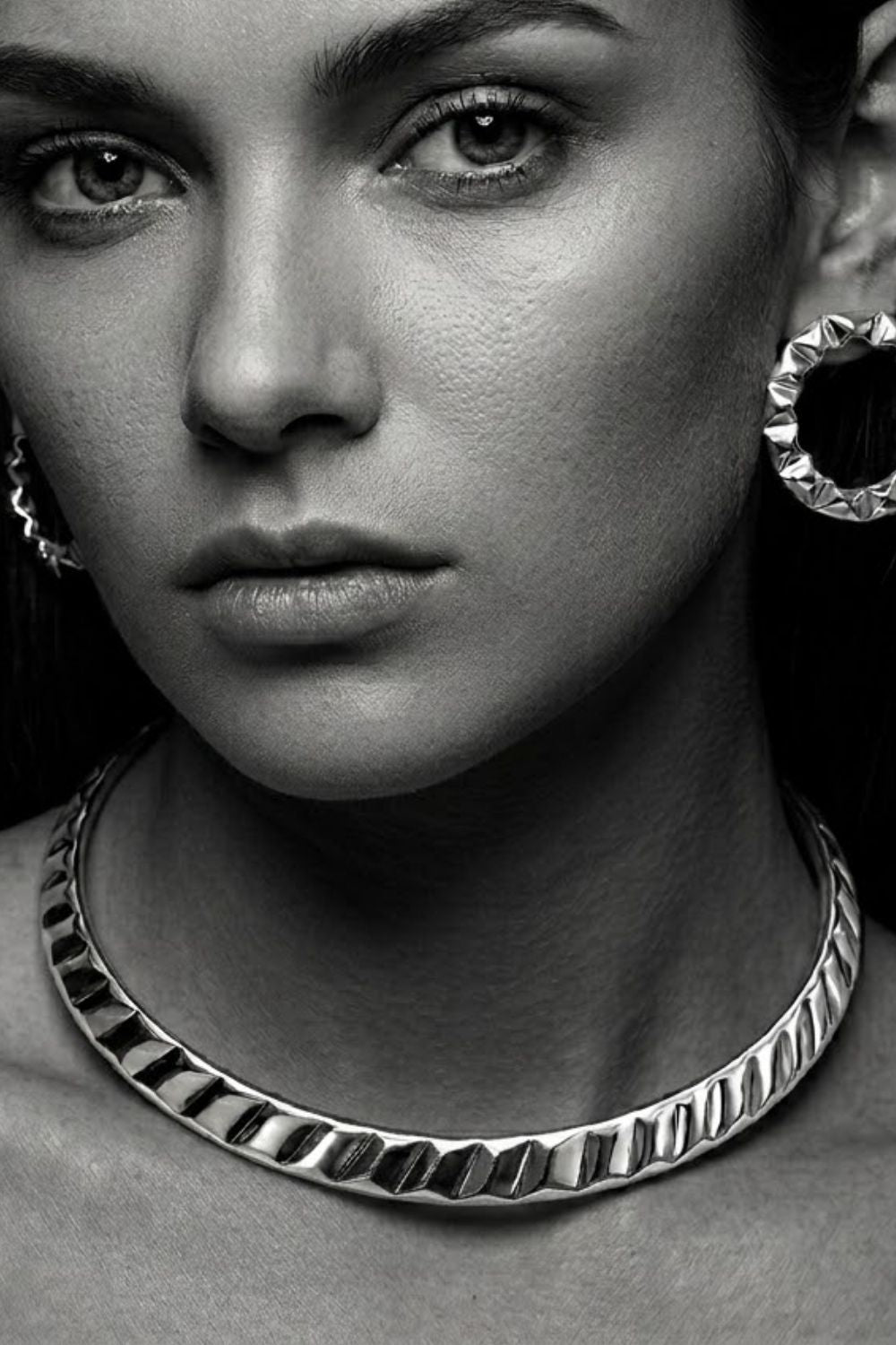 Choker Prateada Texturizada | Choker Rígida Prateada