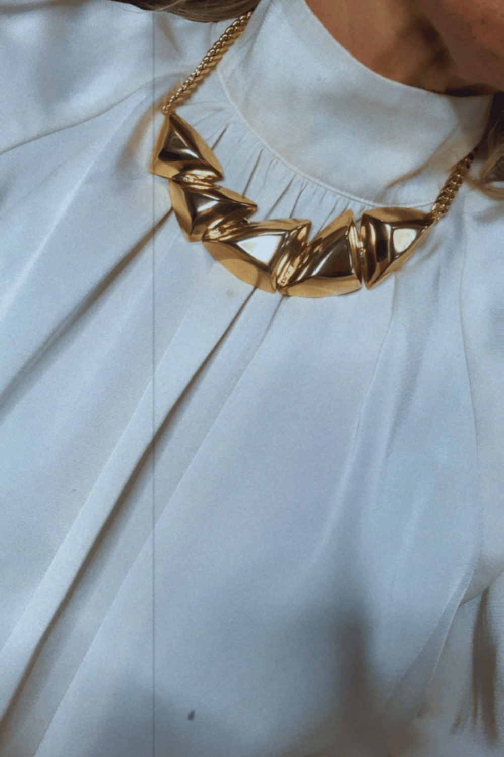 Colar Dourado com Formas Triangulares Polidas e Corrente de Elos