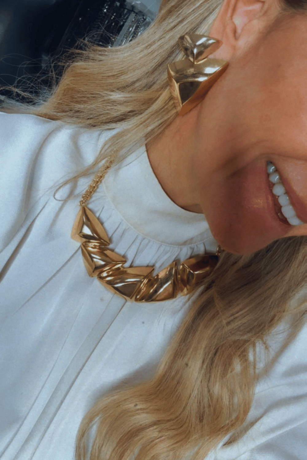 Colar Dourado com Formas Triangulares Polidas e Corrente de Elos