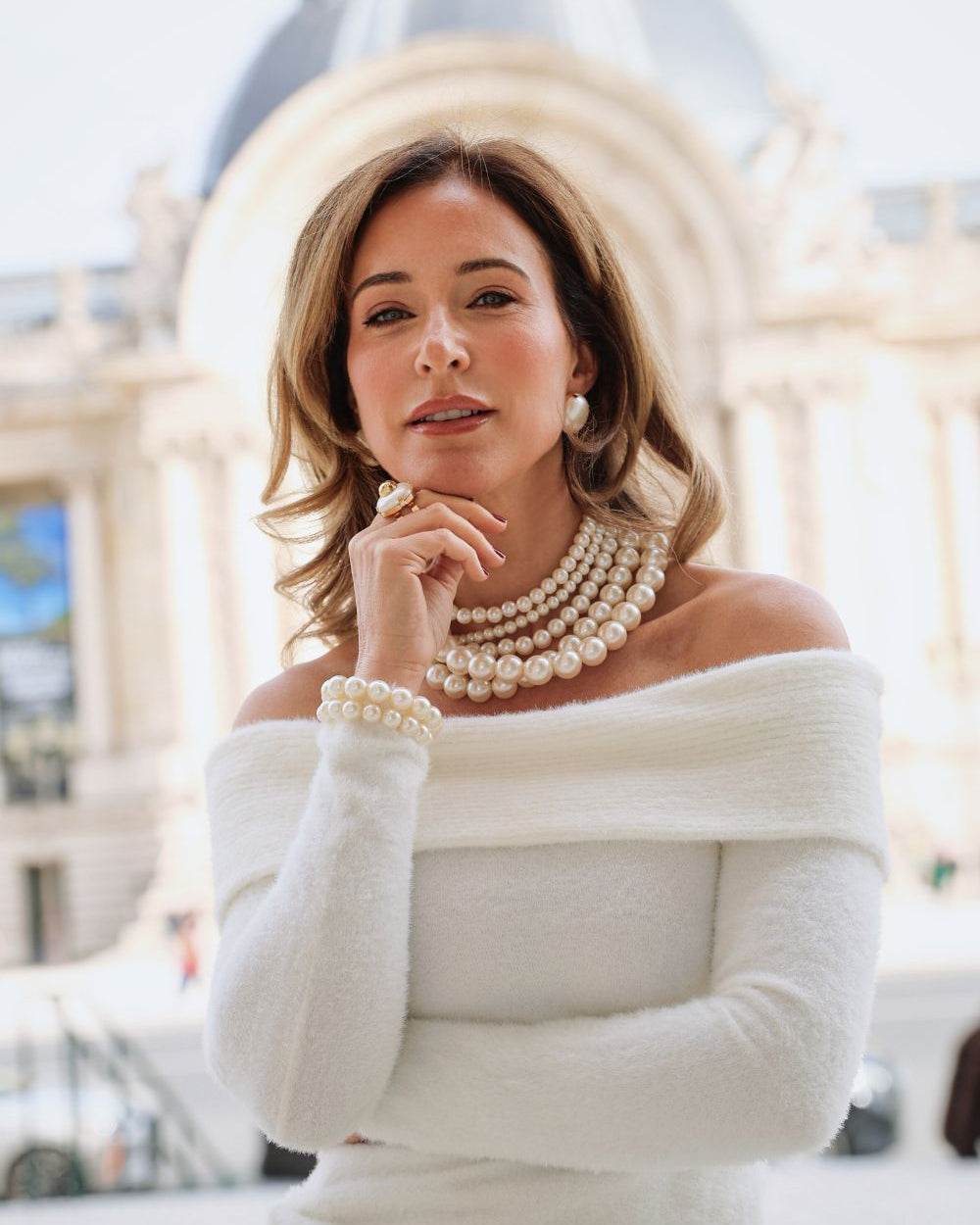 Maxi Colar de Pérolas Dourado em Camadas com Volume Estruturado