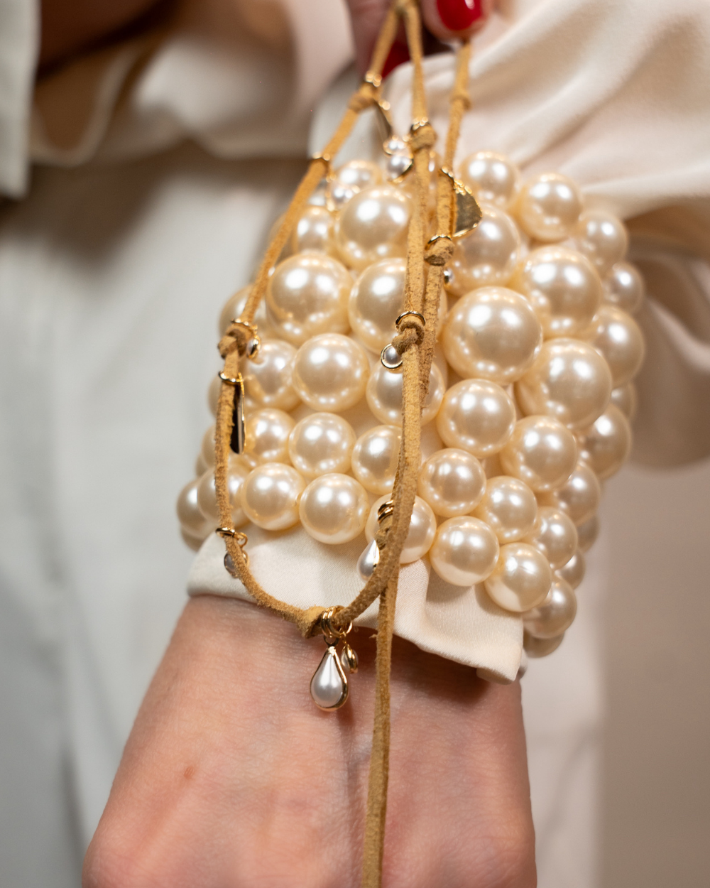 Kit Pulseiras com Pérolas e Cordão Multifuncional com Pingentes