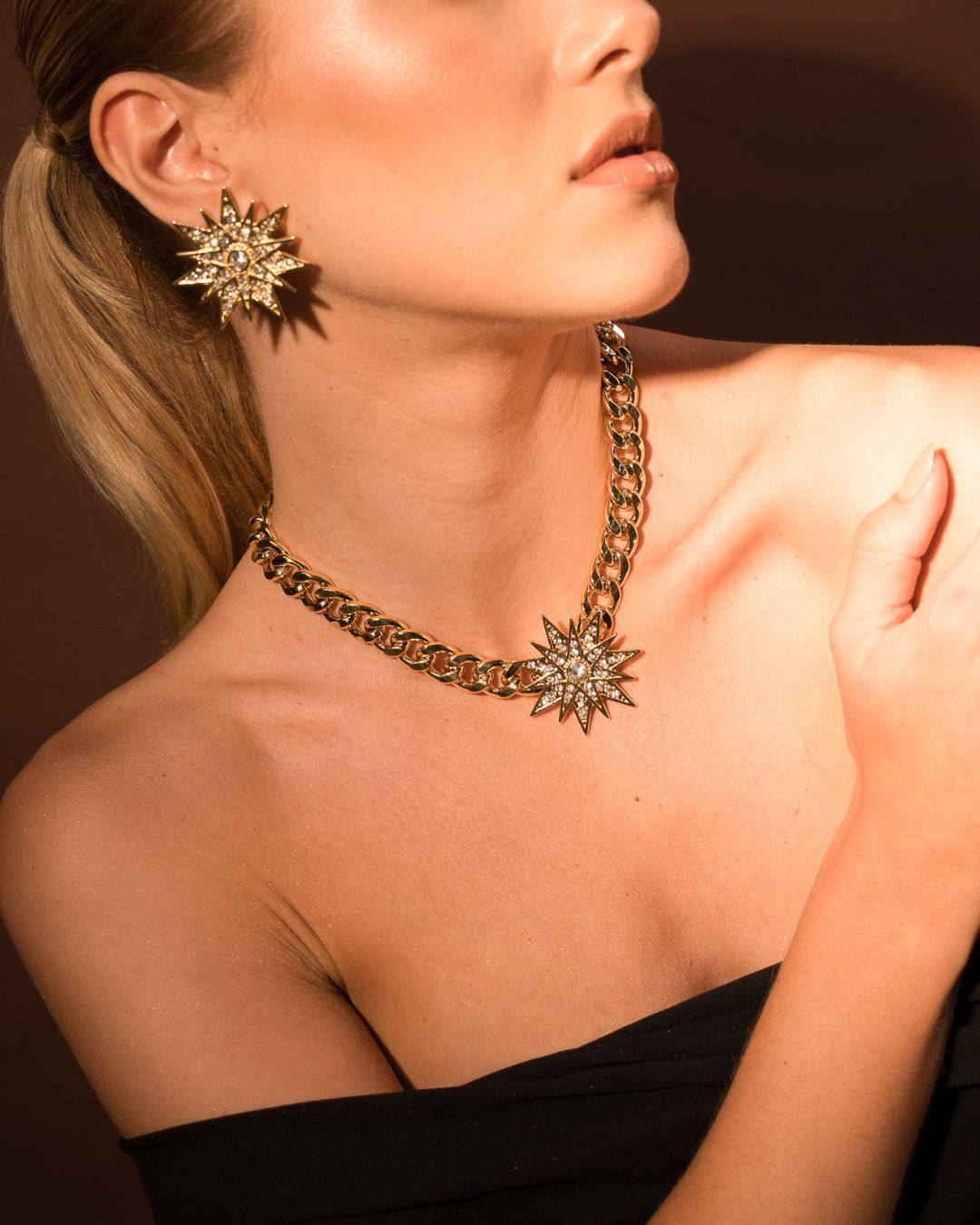 COLAR CURTO STAR DOURADO