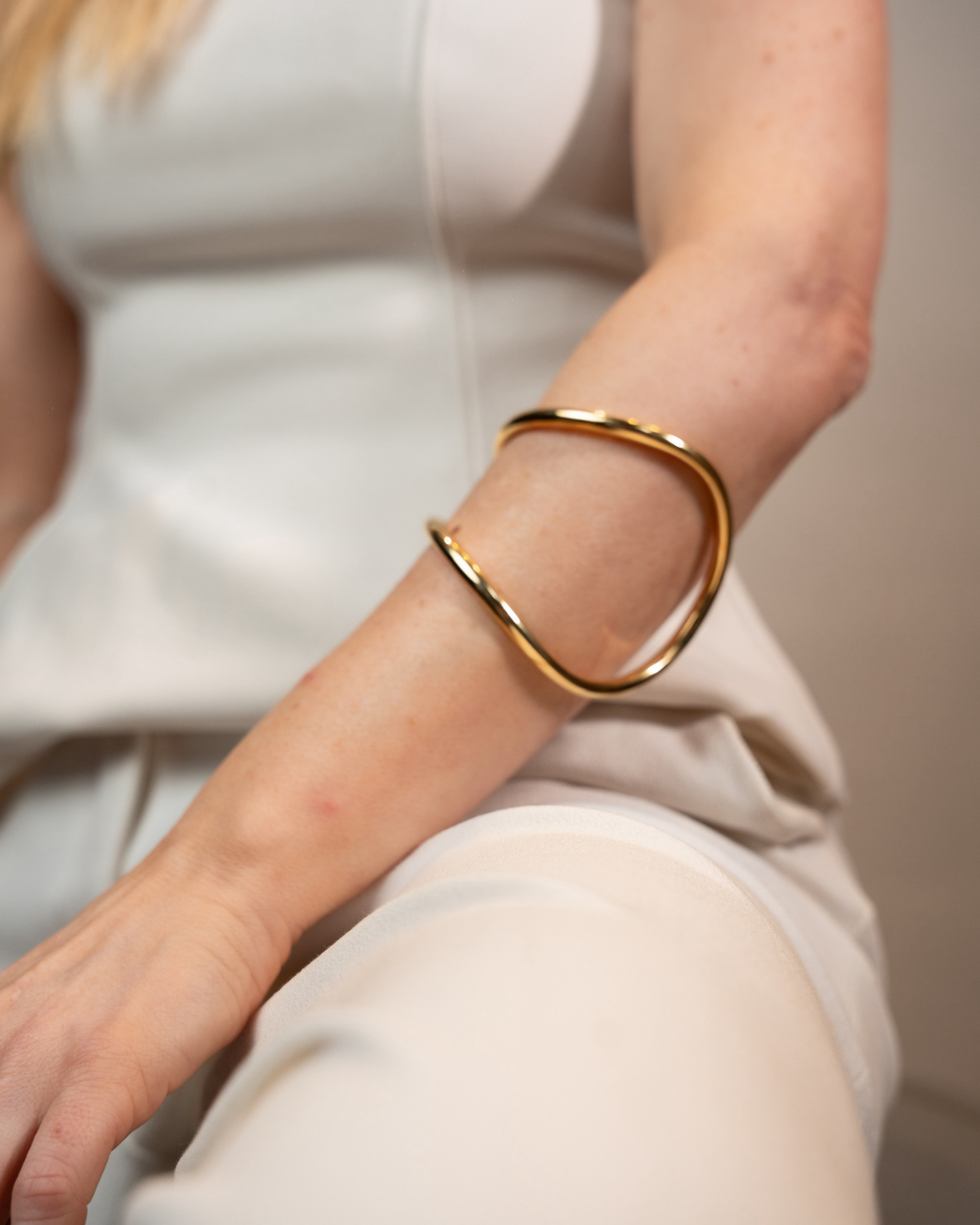 Bracelete Orgânico Dourado com Design Escultural e Linha Contínua