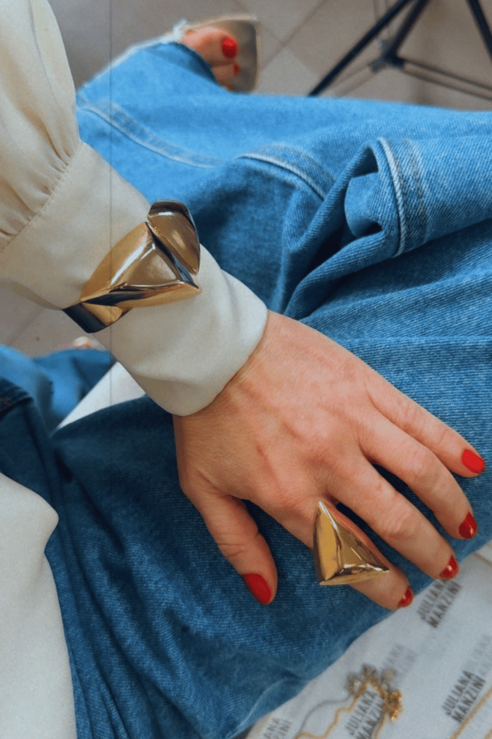Bracelete Dourado com Canopla Triangular e Design Estruturado