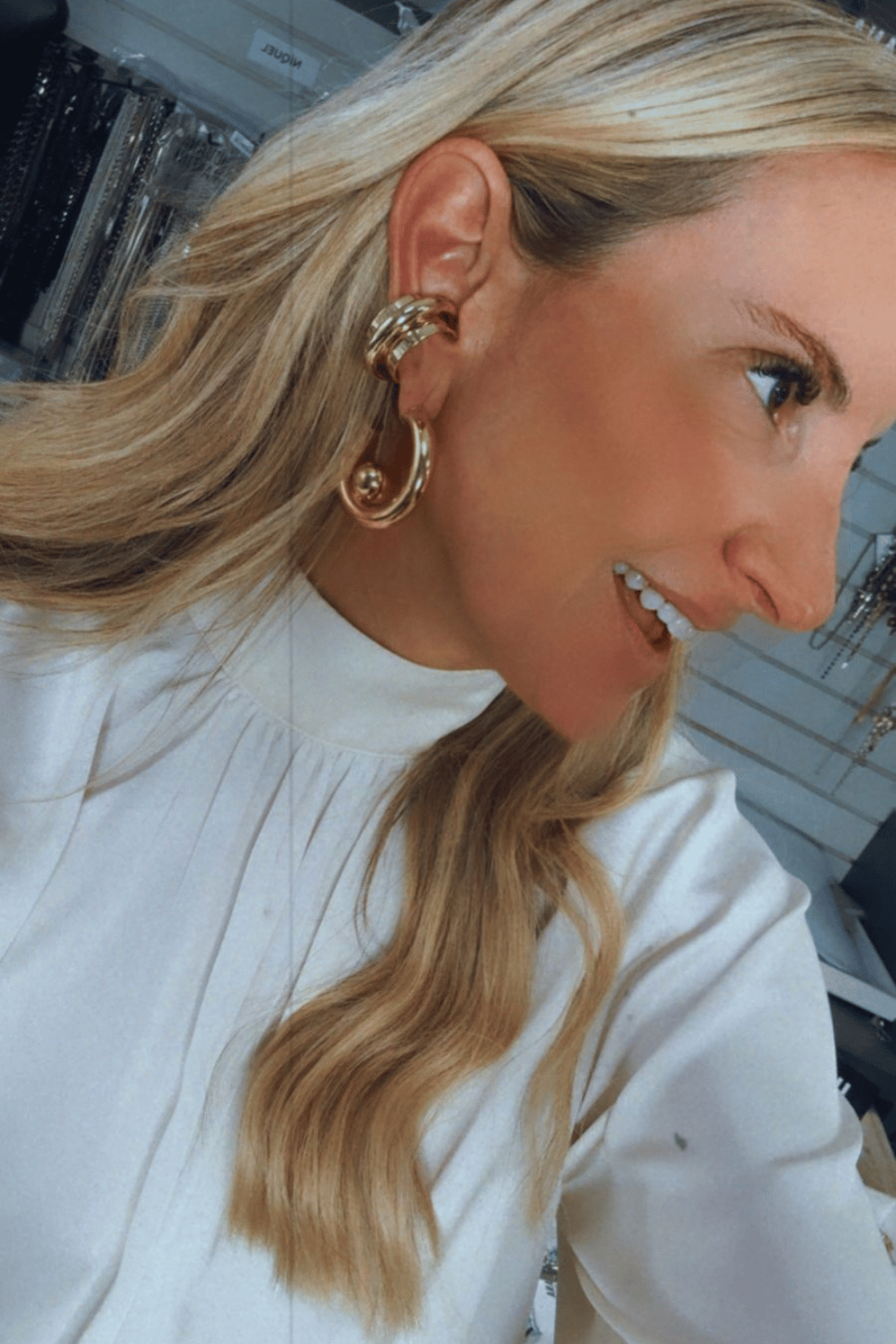 Brinco Argola Metallo Dourado com Esfera Interna