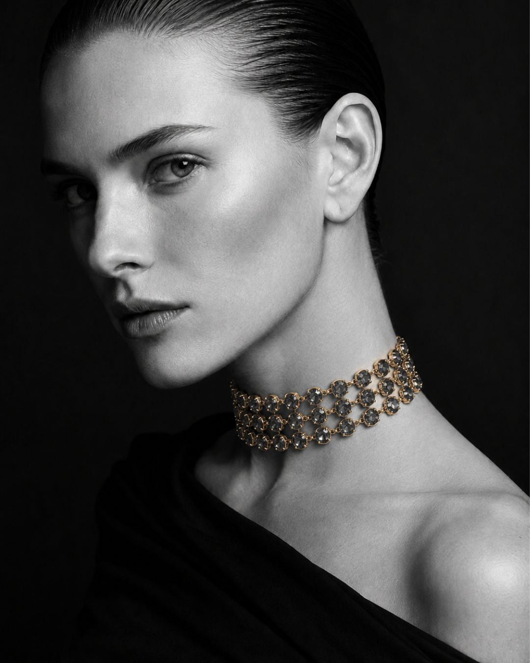 Choker com Cristais em Camadas e Estrutura Dourada – Limited