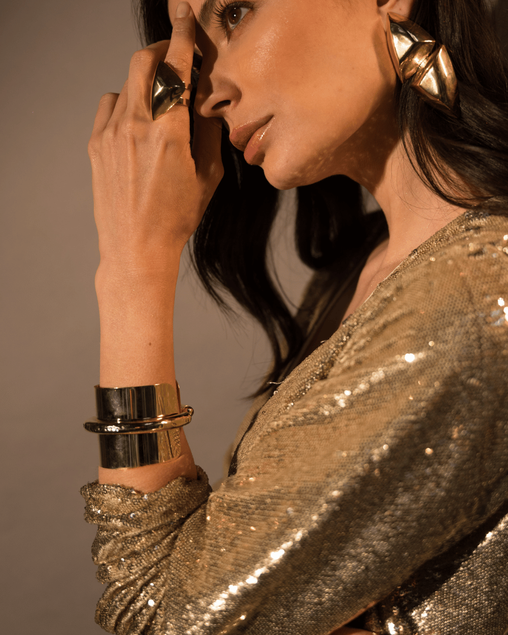 Bracelete Tubo Dourado com Design Minimalista e Estrutura Marcante