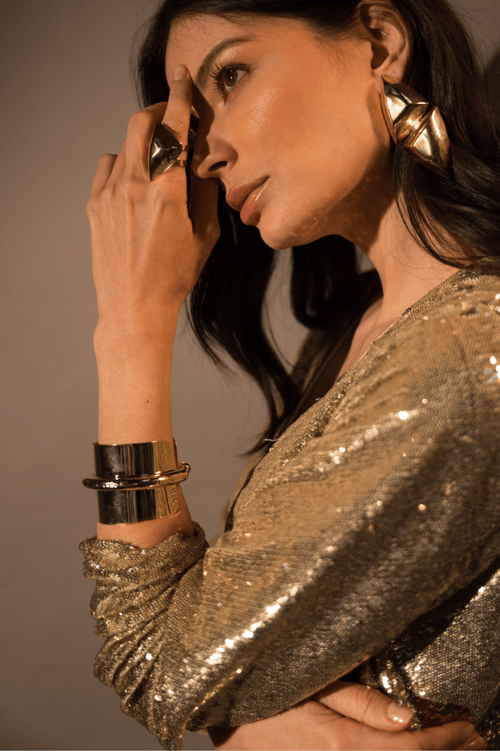 Bracelete Tubo Dourado com Design Minimalista e Estrutura Marcante