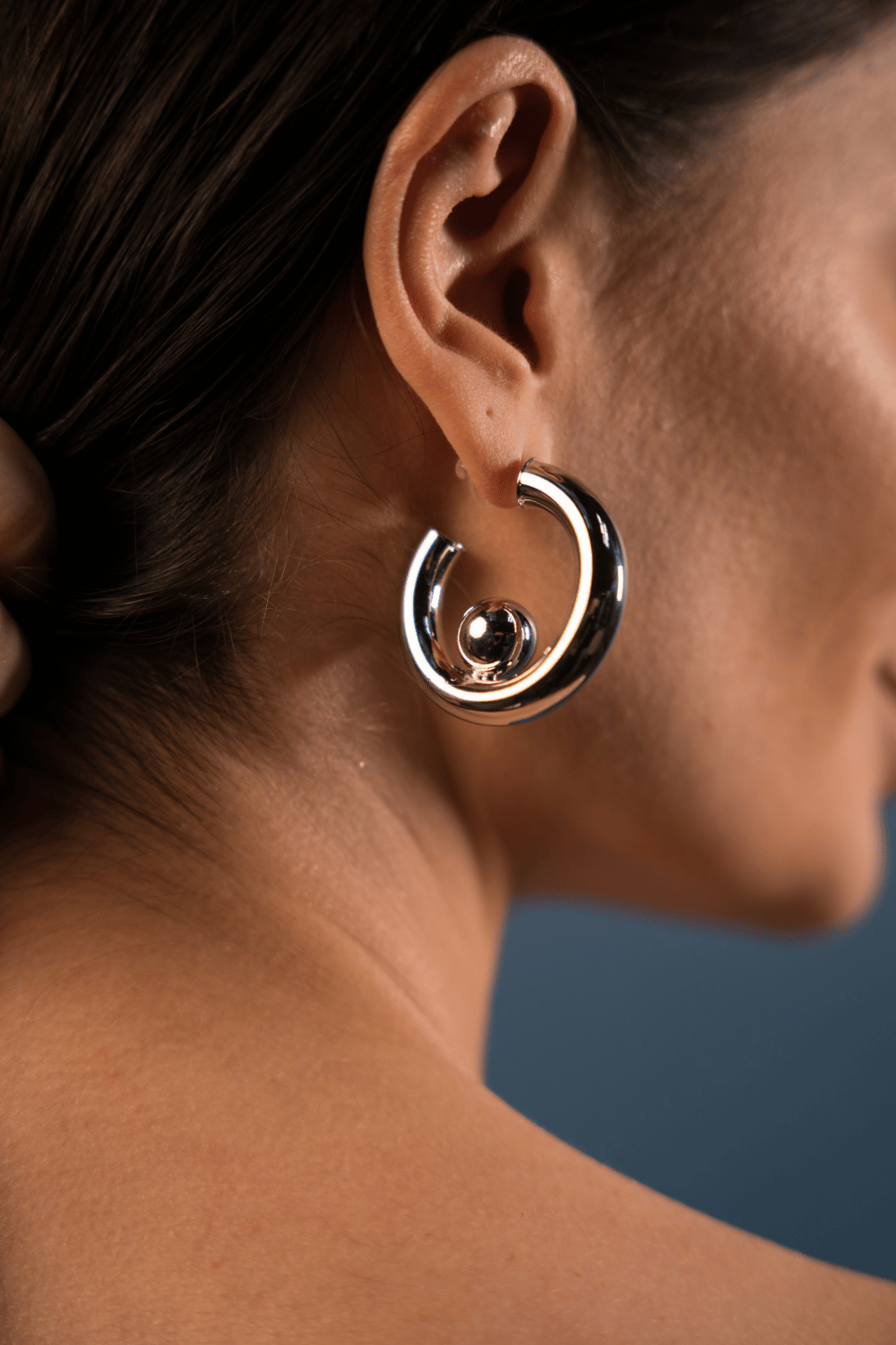 Brinco Argola Metallo Prateado com Esfera Interna