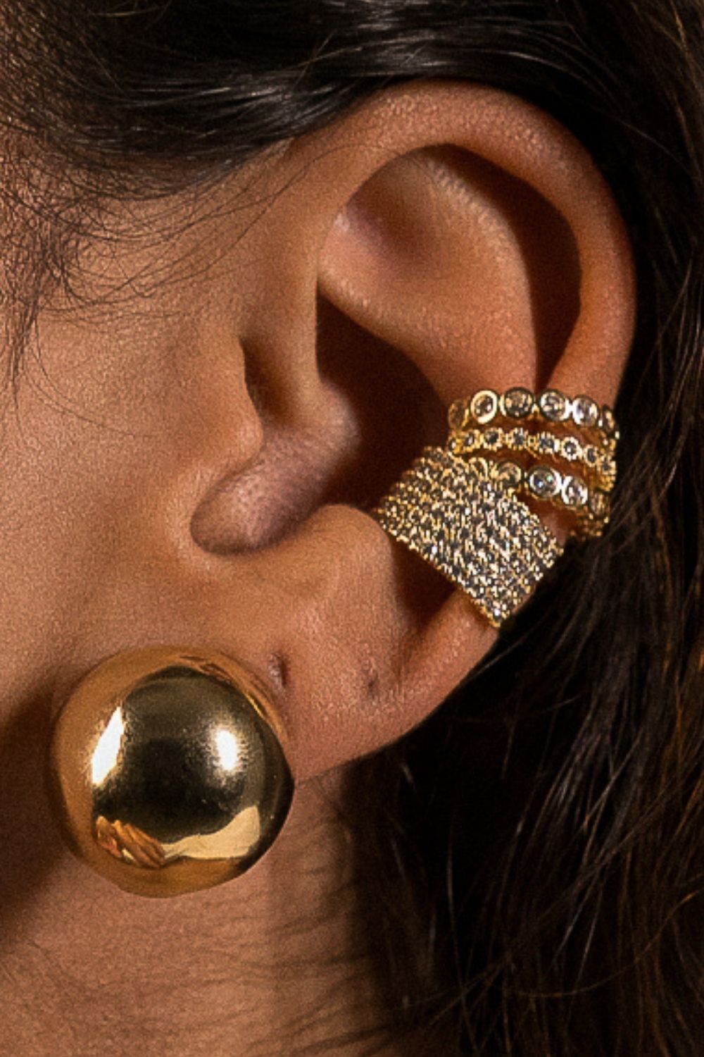 Ear Cuff Triplo com Zircônias em Dourado – Camadas de Luz