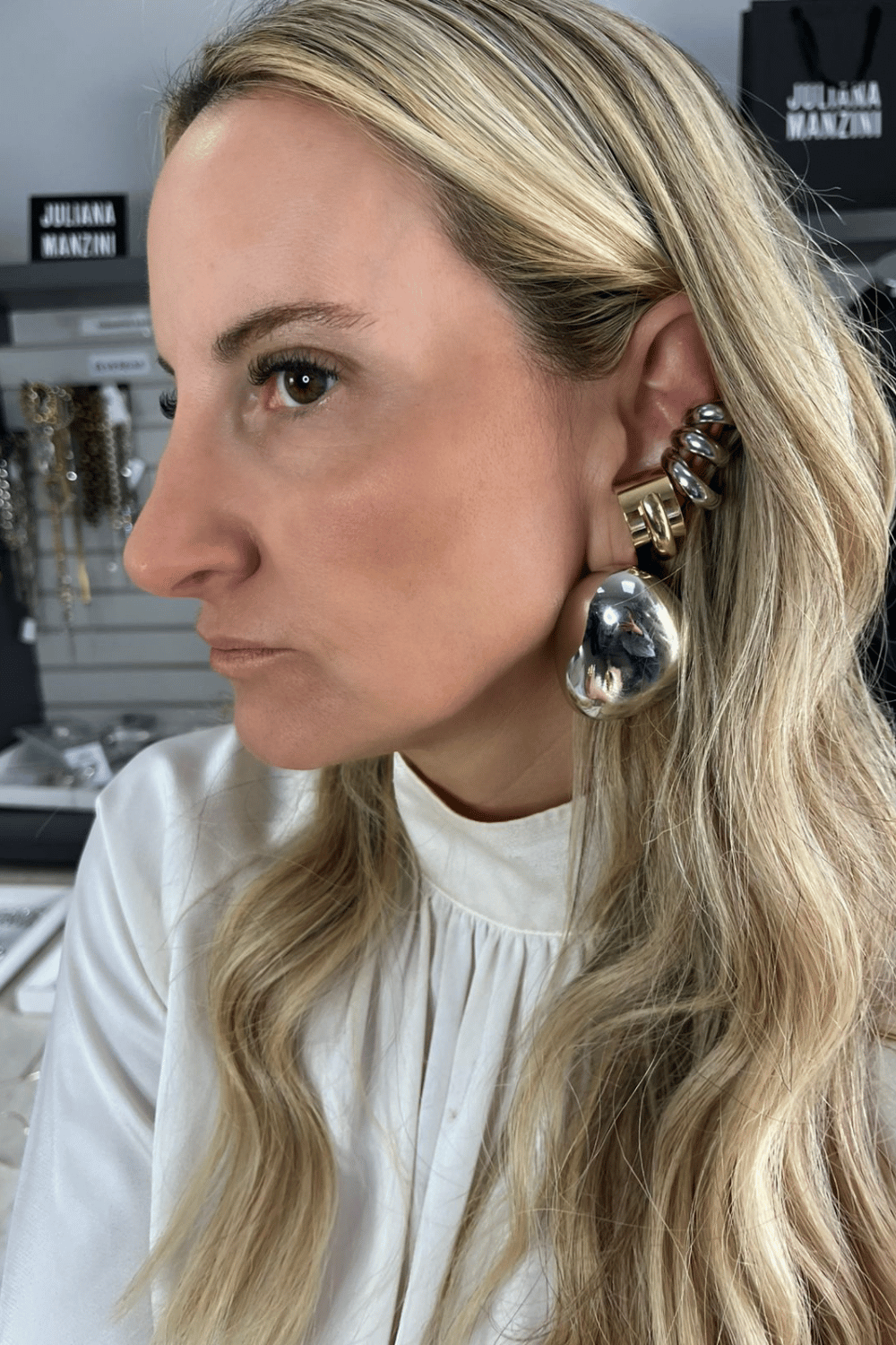 Brinco Metallo Prateado com Volume Escultural