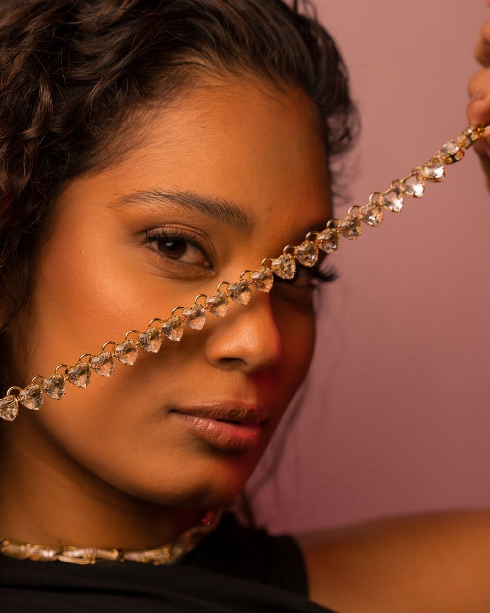 Kit Colar e Brinco Riviera de Corações Lapidados em Dourado – Luz Contínua
