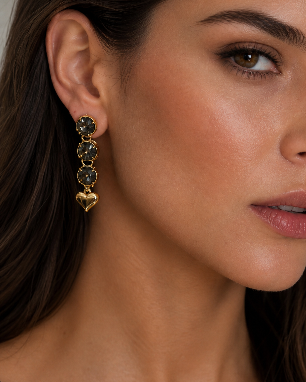 Brinco Longo Corações com Cristais Black Diamond Dourado