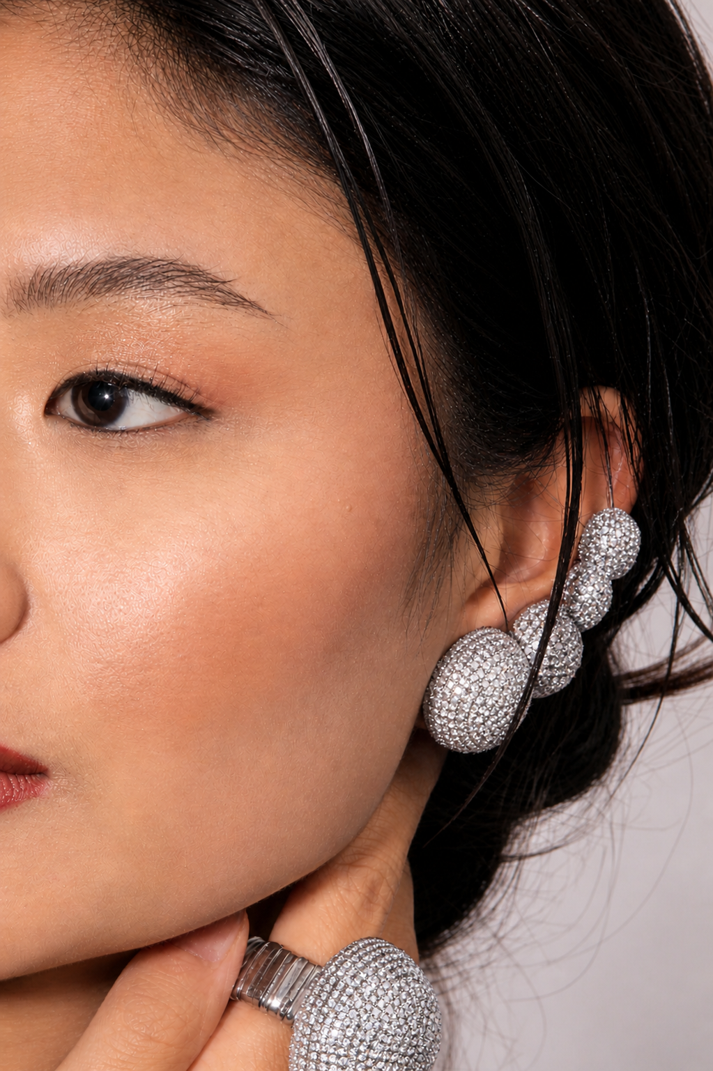 Ear Cuff Prateado com Esferas e Strass Cravejados