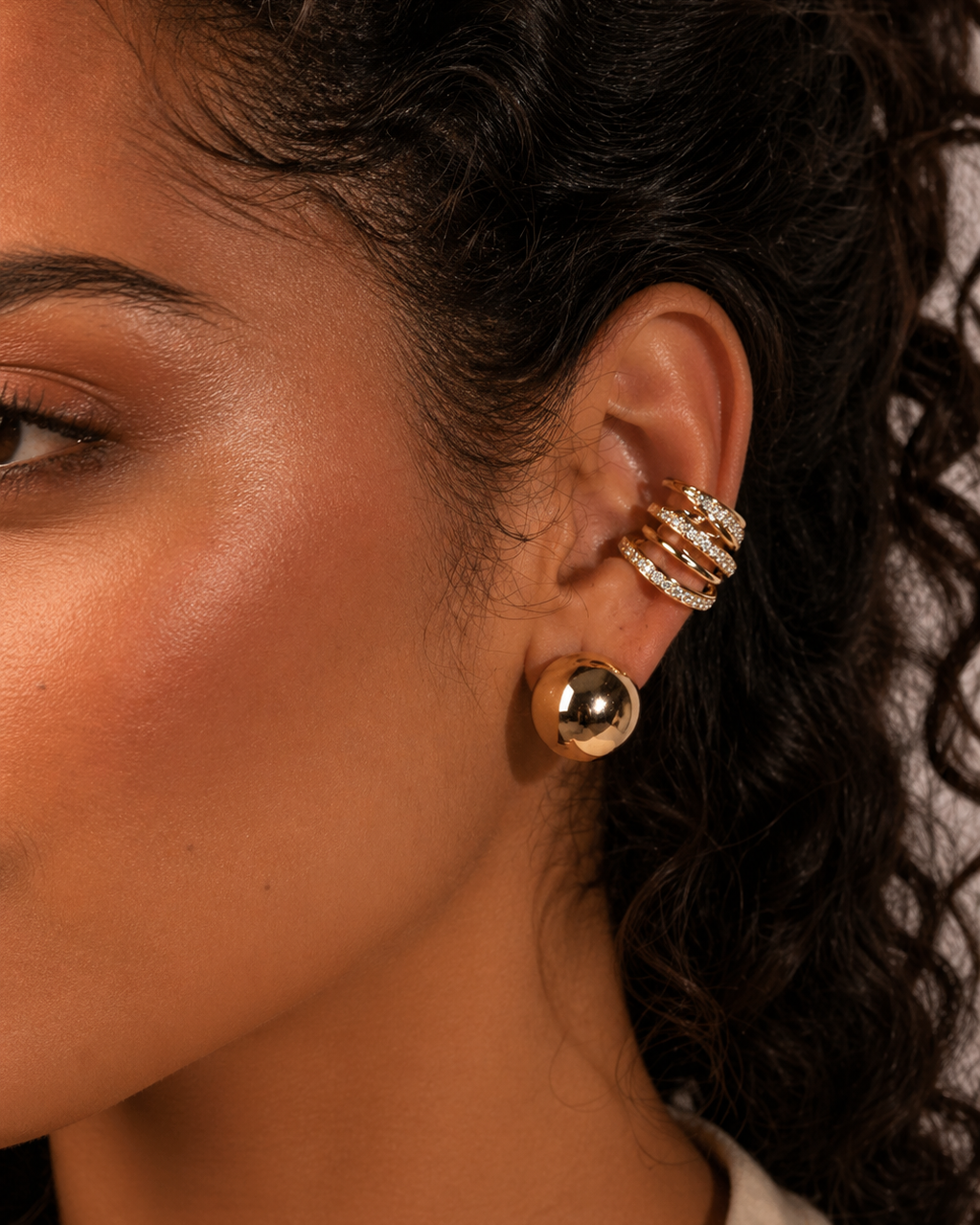 Ear Cuff Dourado com Zircônias e Design em Camadas Orgânicas