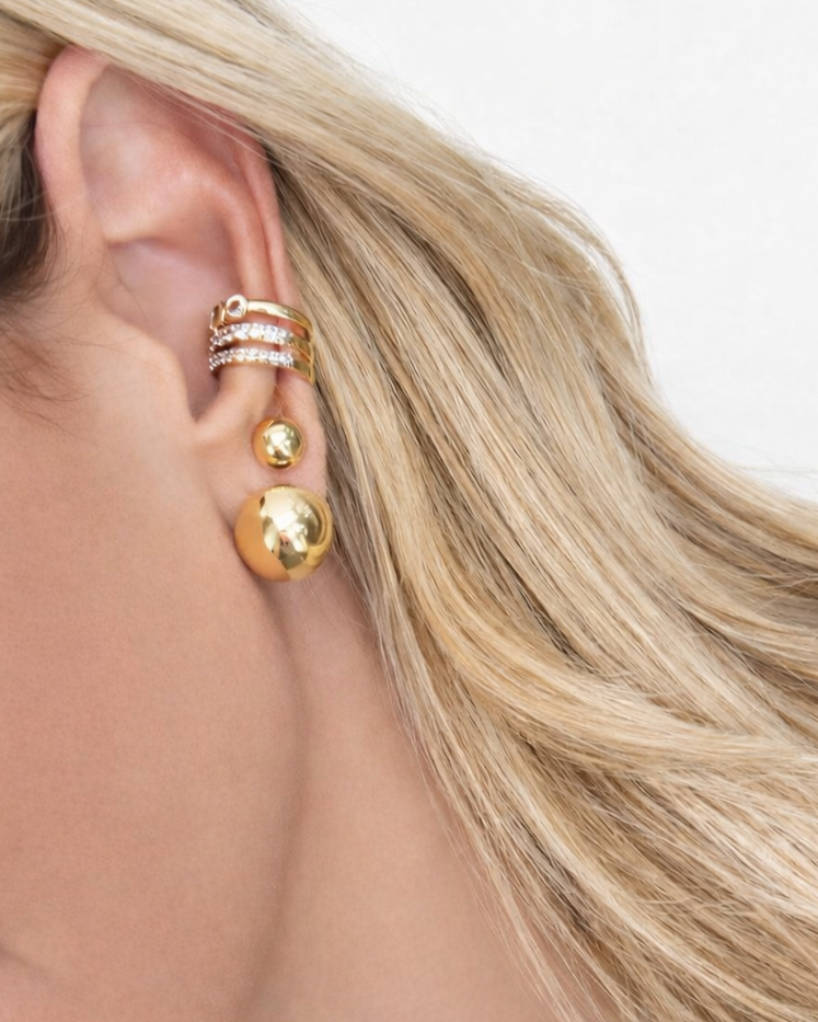Ear Cuff Dourado com Zircônias e Efeito Mix de Brincos