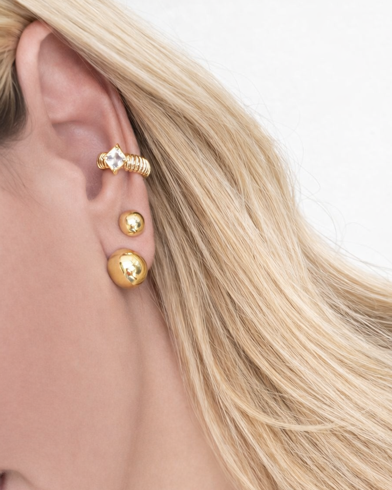 Ear Cuff Dourado com Zircônia Central e Encaixe Sem Furo