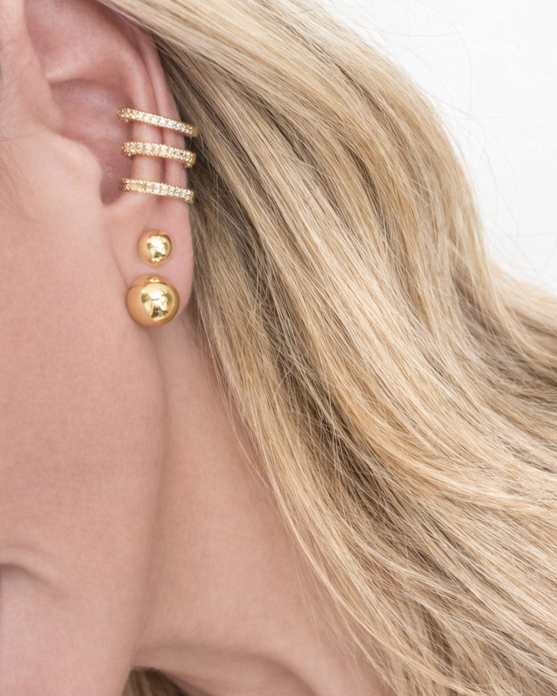 Ear Cuff Dourado com Zircônias e Efeito Múltiplos Aros