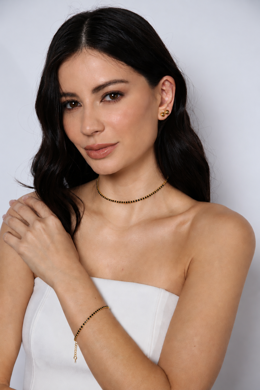 COLAR CURTO STRASS PRETO DOURADO