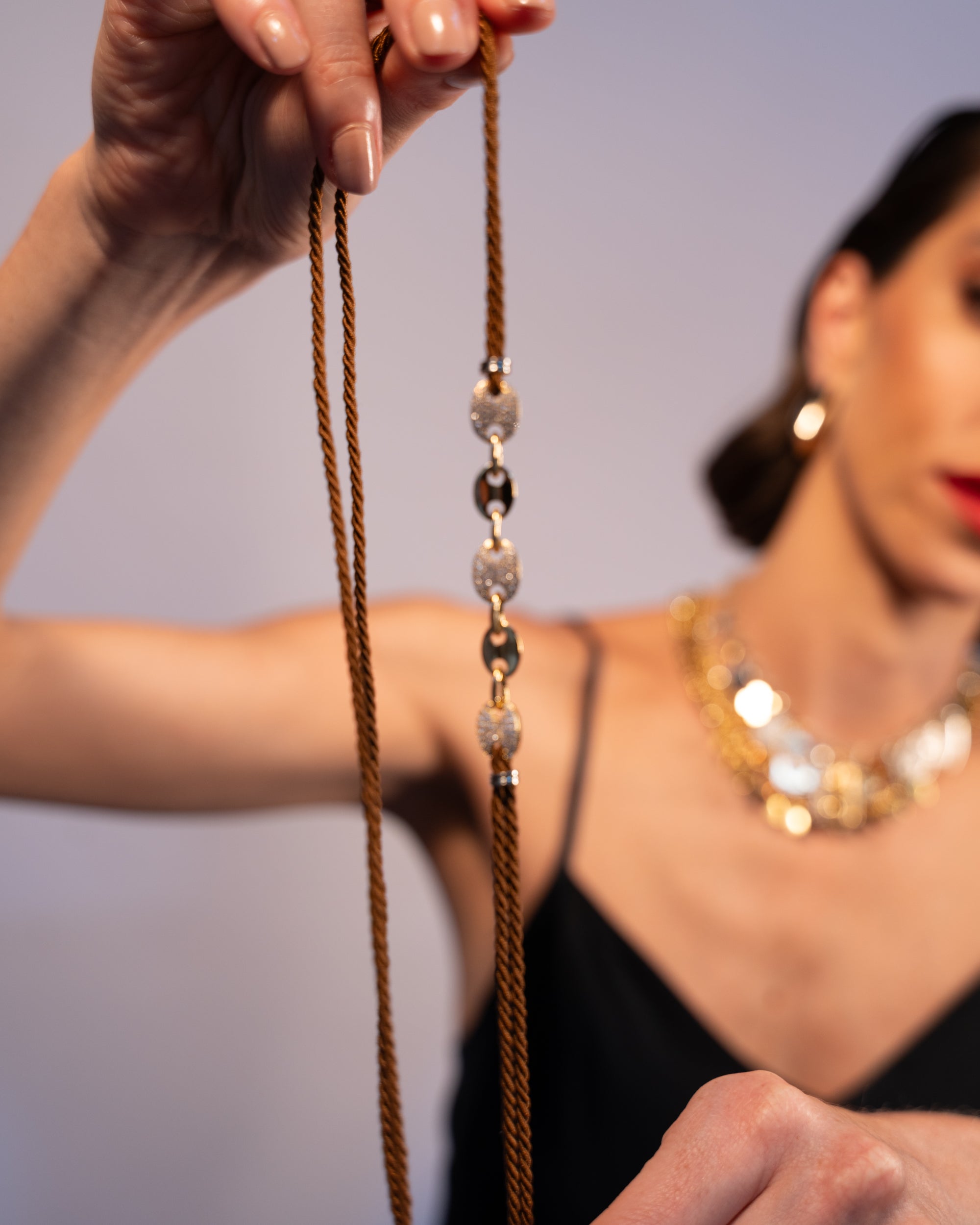 Colar Cordão Ajustável com Elos e Strass Prateado – Multiformas