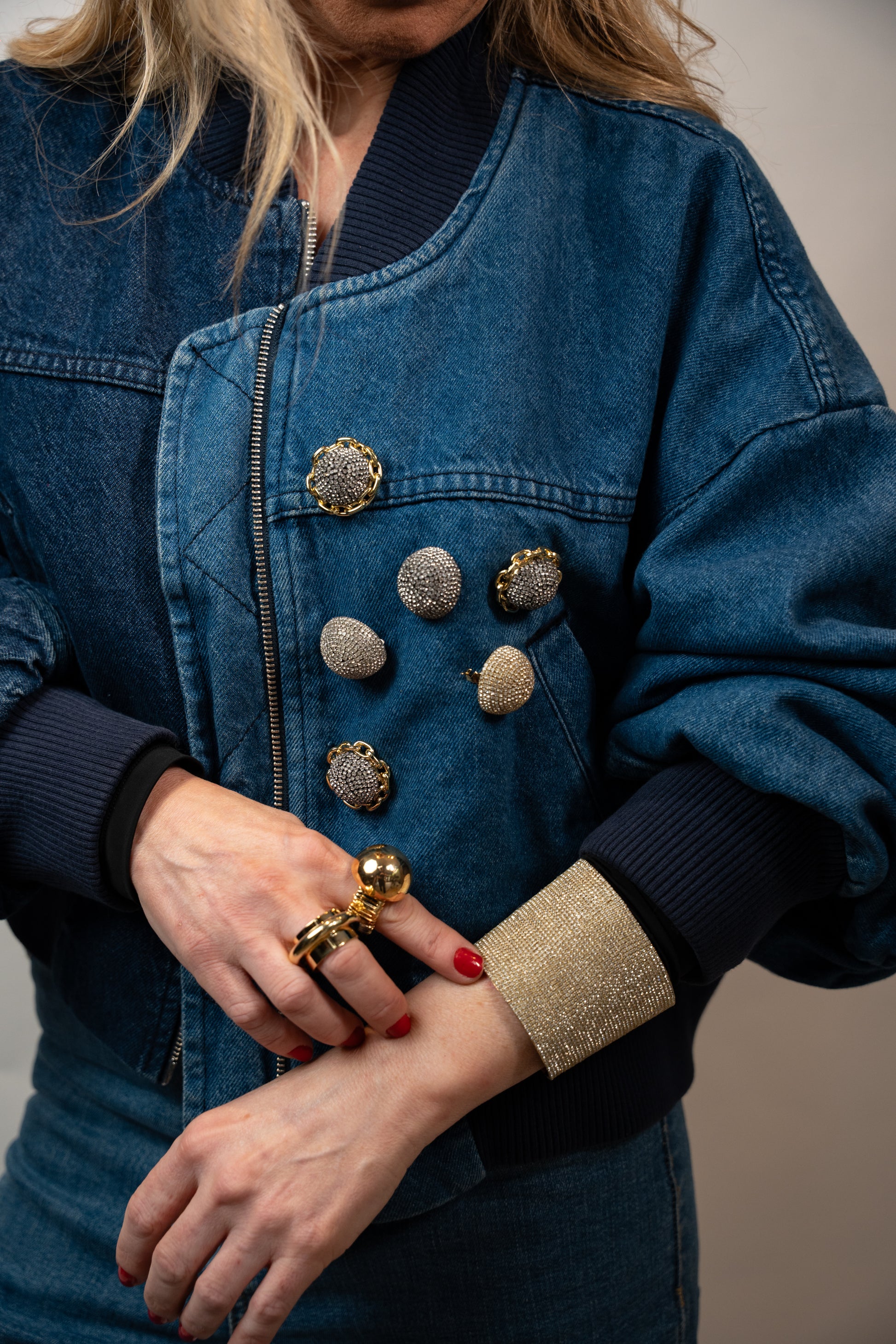 Broche Shine Dourado Cravejado em Strass