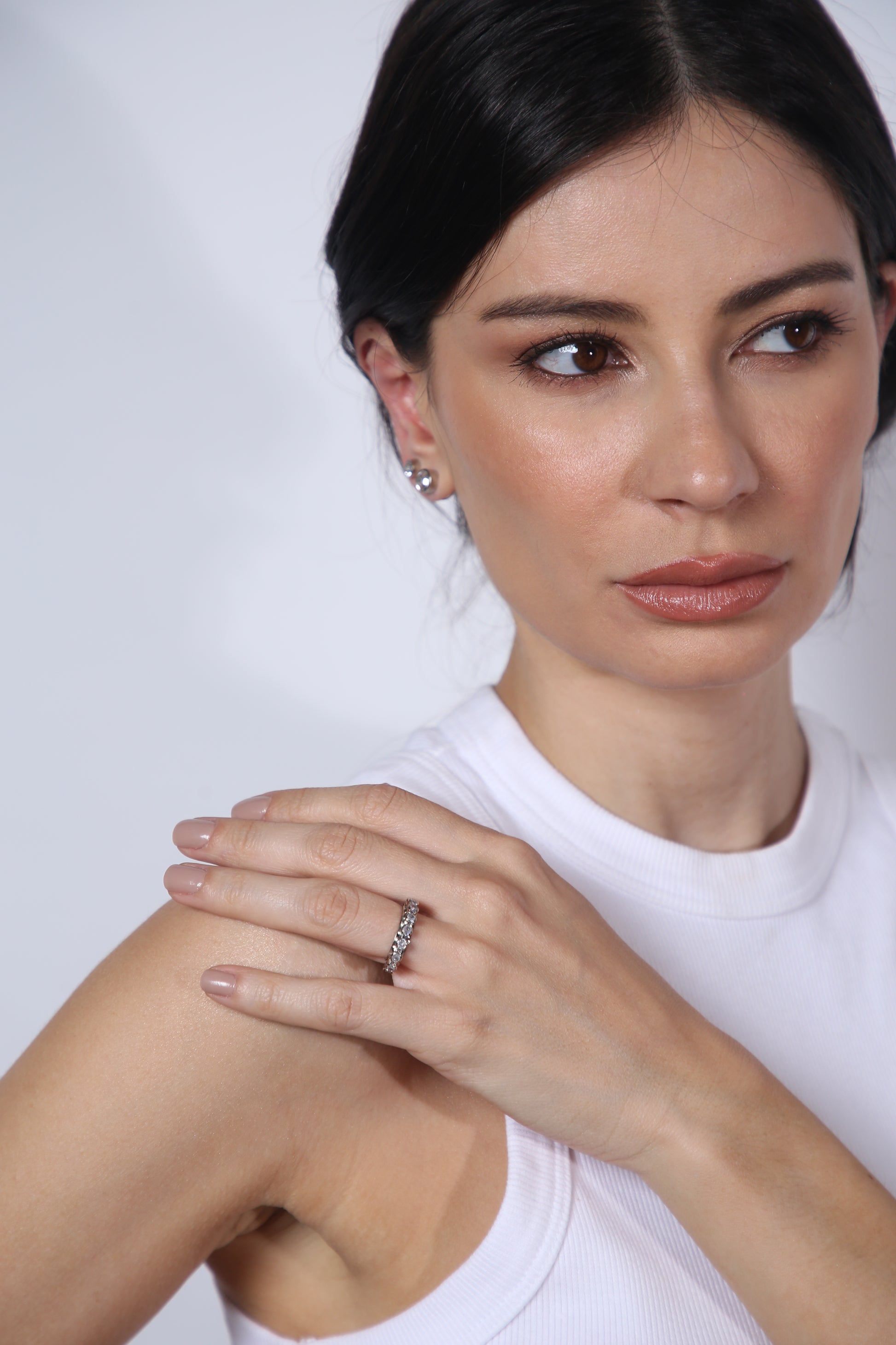 Ear Cuff Prateado com Zircônias Redondas e Encaixe Sem Furo