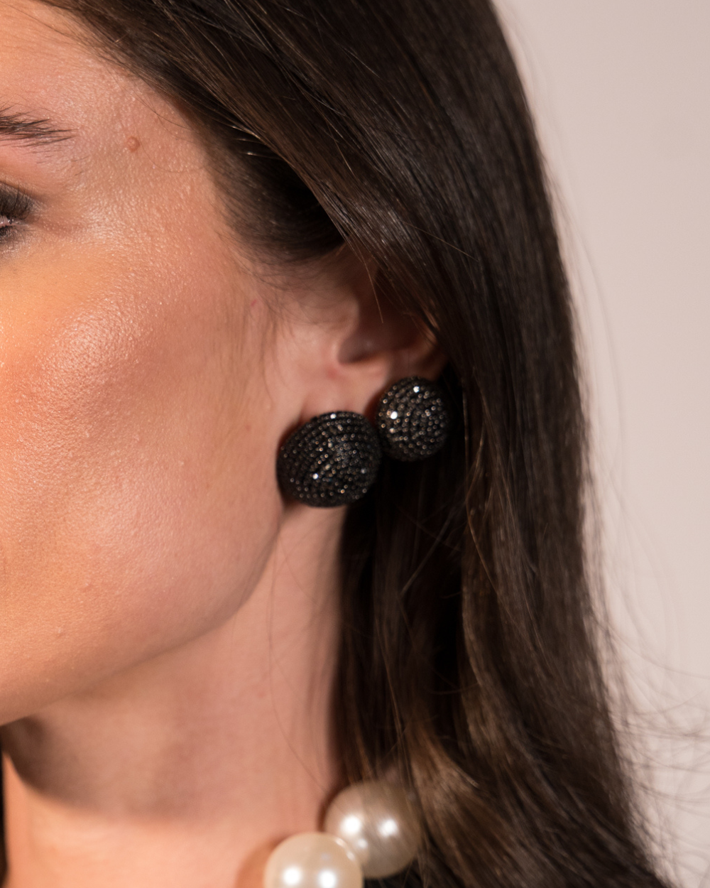 Brinco Pequeno Prateado com Strass Preto | Canopla Elegante