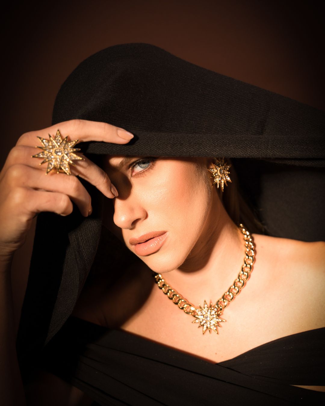 COLAR CURTO STAR DOURADO