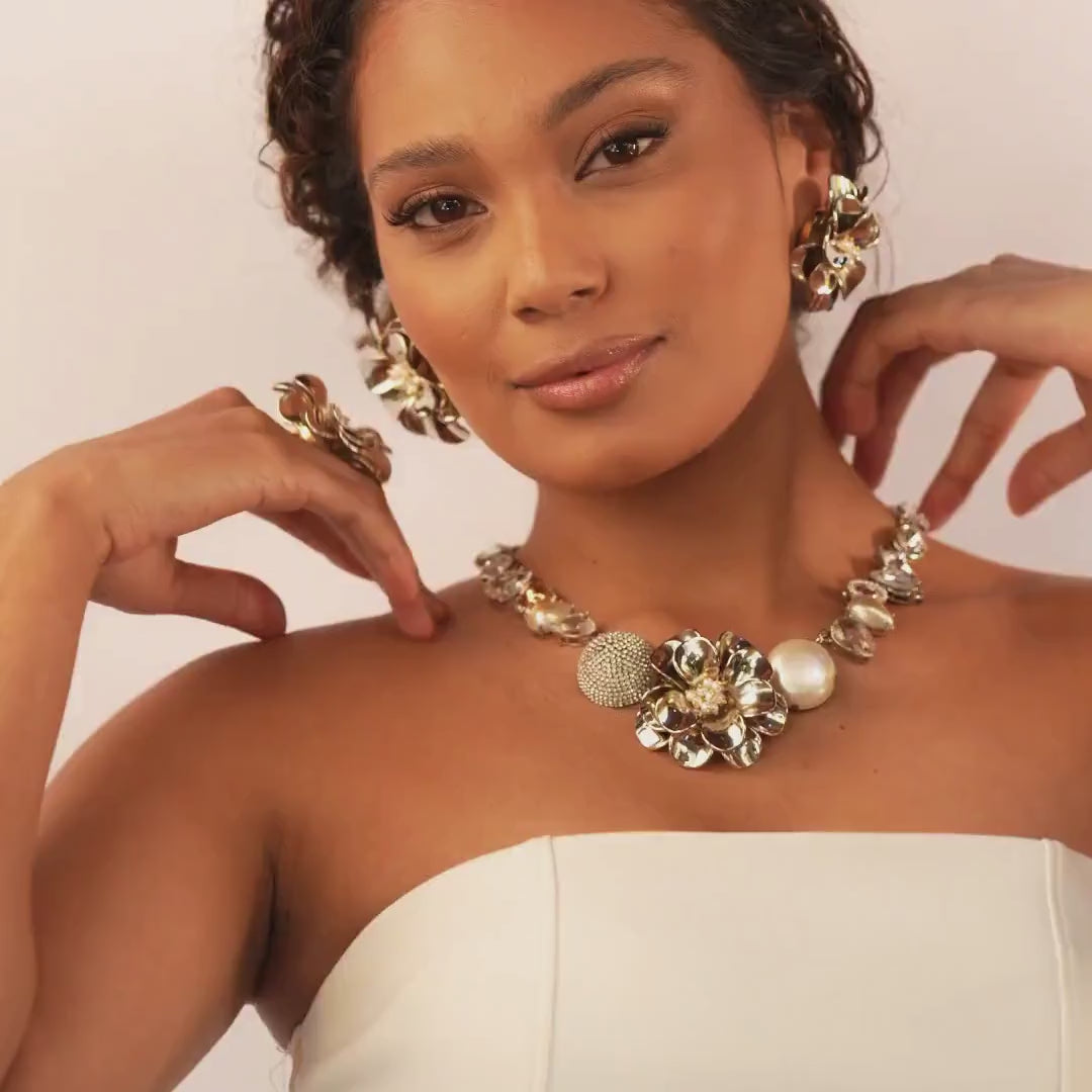 Colar Flor Tridimensional com Pérolas e Mix de Metais Angela | Juliana Manzini